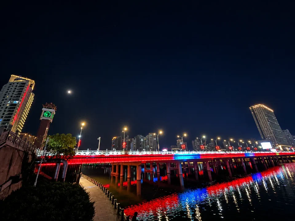 夜色中的承德大桥与四面钟,桥灯倒映在武烈河上