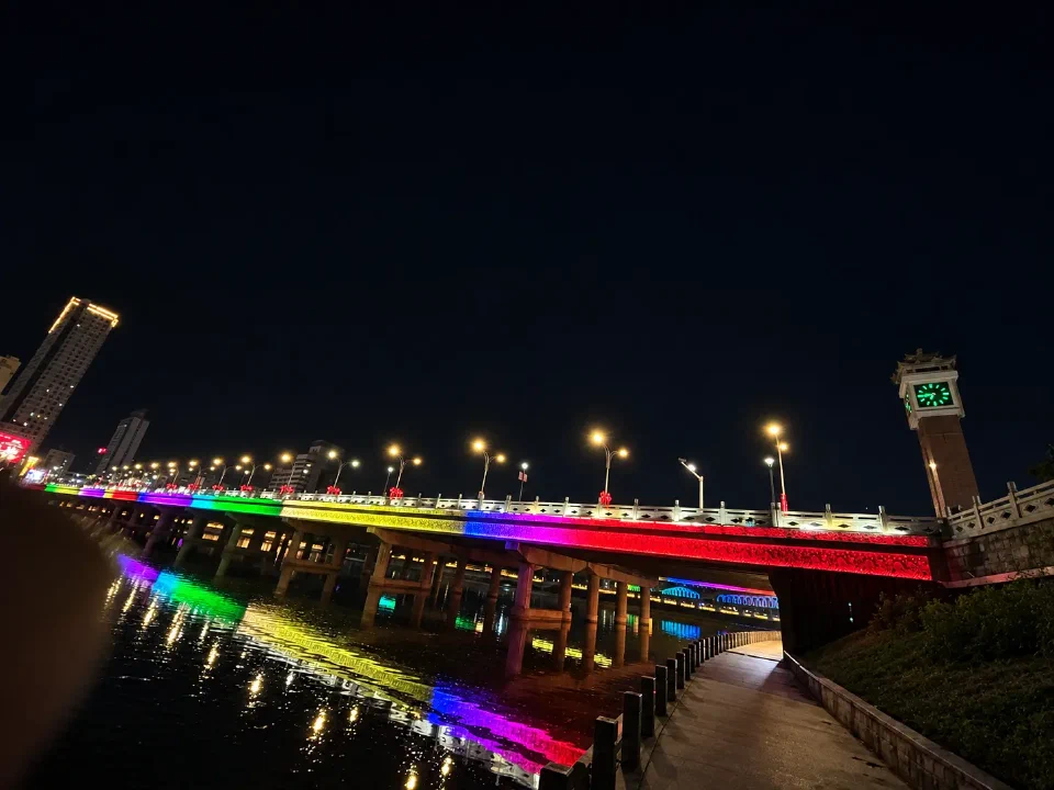 承德大桥的彩色灯光与河中倒影,四面钟静静立在桥头