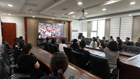 2025年9月3日上午，纪念中国人民抗日战争暨世界反法西斯战争胜利80周年大会隆重举行。