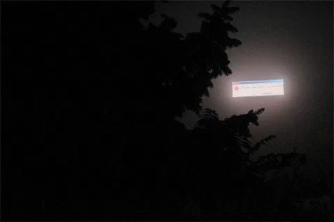 雾中Bug：从广告牌死机到虚拟宇宙的哲思”