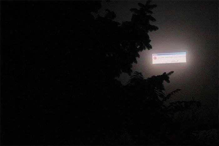 雾中Bug:从广告牌死机到虚拟宇宙的哲思”